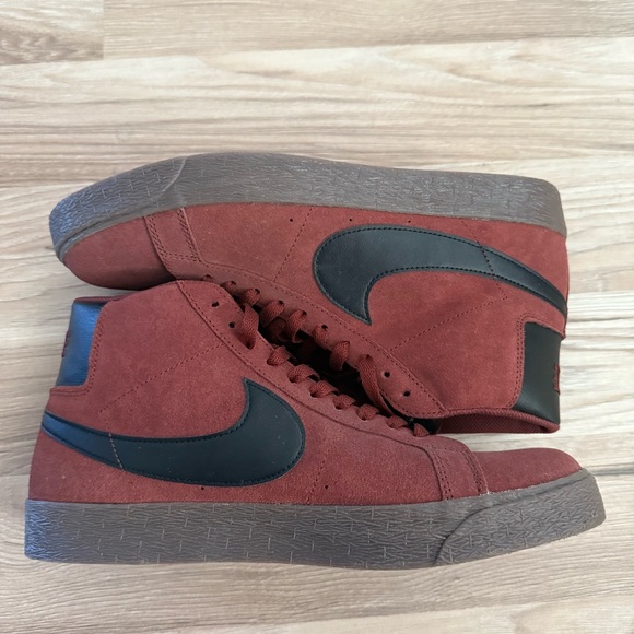 Nike Red and Black Sneakers Classic Low-Top Design - Picture 4 of 5